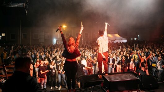 Eine Band names WANDA performen auf der Bühne am Planetarium.