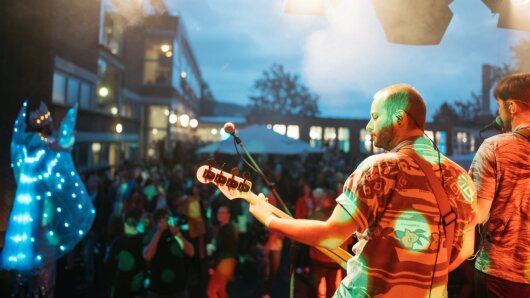 Die Band "True Colors" spielt auf der Bühne an der Mensa am Philosophenweg.