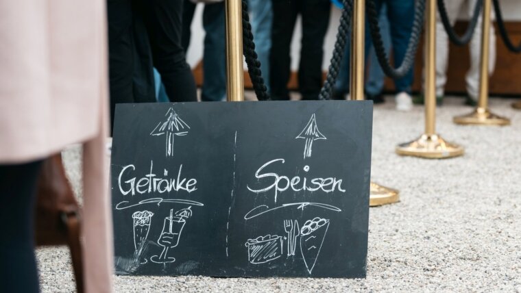 Zwei Hinweisschilder zu Speisen und Getränken