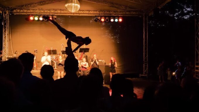 Platzhalterbild — Akrobatik auf dem Sommerfest